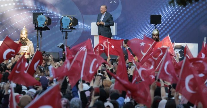 سياسي يكذب الأرقام المعلنة للمشاركين بذكرى الانقلاب في إسطنبول