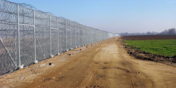 اليونان تخطّط لبناء سياجٍ حدوديّ على طول حدودها مع تركيا لمنع الهجرة غير الشرعية