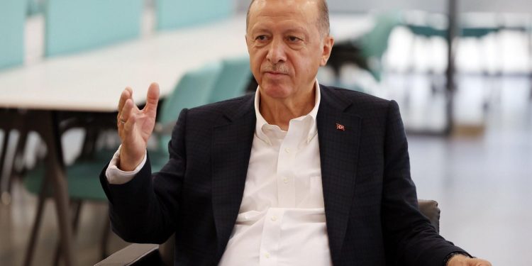 صحفية تركية: أردوغان يقاتل على حساب حياته!