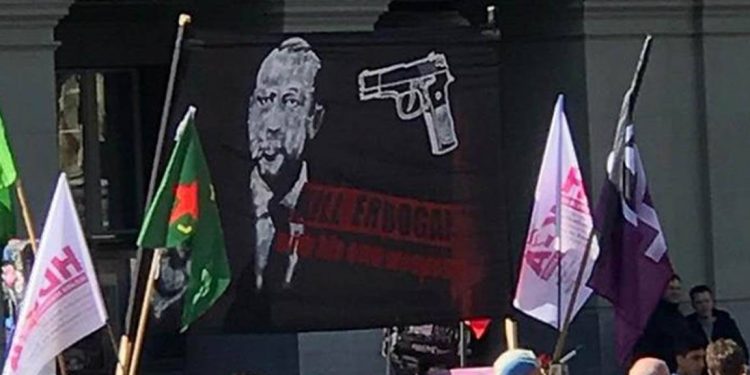 تبرئة متهمين رفعوا لافتة “اقتلوا أردوغان” في سويسرا