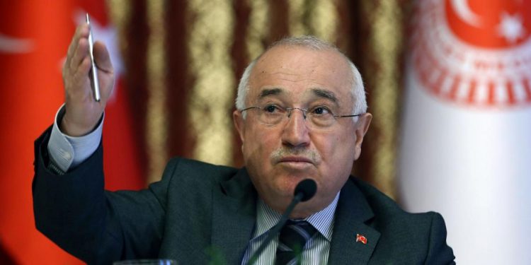 مستشار أردوغان ينتقد تجاهل المشاكل الداخلية رغم إصلاح العلاقات الخارجية