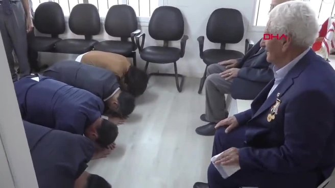 وفد من كوريا الجنوبية يقدم التحية لجنديين سابقين في تركيا