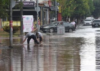 المياه تغمر بعض الأماكن في إسطنبول بسبب الأمطار الغزيرة