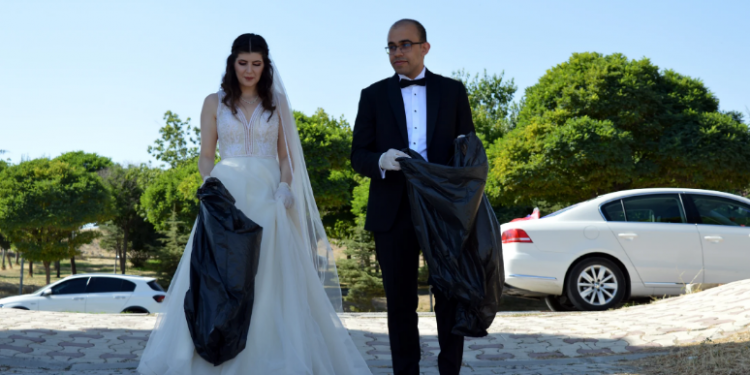 تركيا… عروسان يجمعان القمامة من الشاطىء