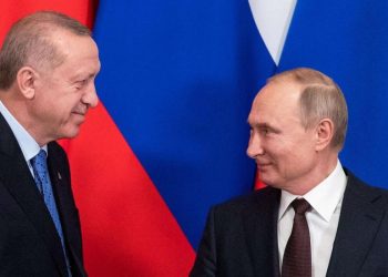 محلل روسي: مفتاح بقاء أردوغان في السلطة بجيب بوتين!