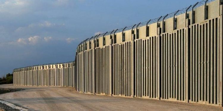 اليونان ستغلق حدودها البرية بالكامل مع تركيا بحاجز فولاذي