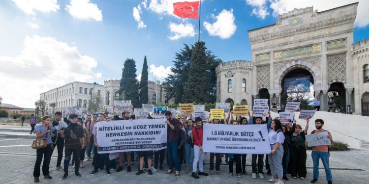 طلاب جامعة إسطنبول يحتجون على ارتفاع أسعار الوجبات