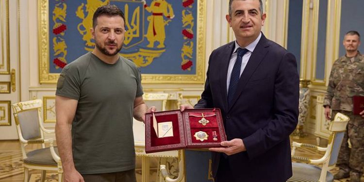 زيلينسكي يهدي “وسام الاستحقاق” لمدير شركة بيراقدار التركية
