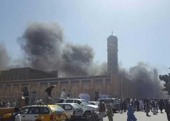انفجار هائل في أحد أكبر مساجد “هرات” في أفغانستان يودي بحياة العشرات