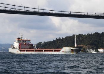 سفينة الشحن “ليدي زيما” تجنح في مضيق البوسفور وتغلق حركة الملاحة