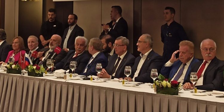 رئيس الحزب الوطني التركي يستضيف وزيرًا روسيًا على مأدبة فاخرة