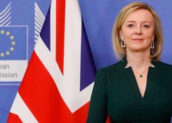 ما هو مخطط رئيسة وزراء بريطانيا الجديدة بشأن ترحيل اللاجئين؟