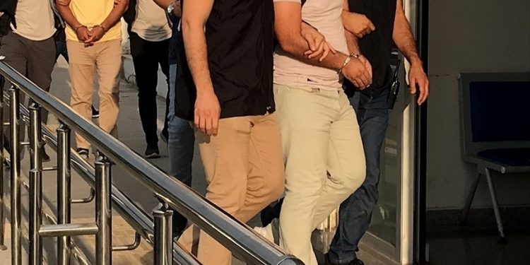 تركيا.. اعتقال 15 بسبب استخدام تطبيق هاتفي!