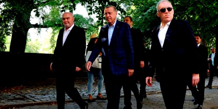 صحفي تركي: زعماء العالم في لندن وأردوغان في نيويورك