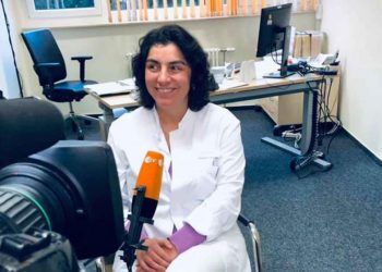 فوربس تحتفي بجراحة ألمانية من أصول تركية تجري عملية نقل قلب صناعي