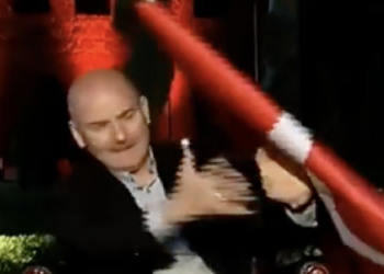 وزير الداخلية التركي يتعرض لموقف محرج خلال دفاعه عن قانون مراقبة الصحافة