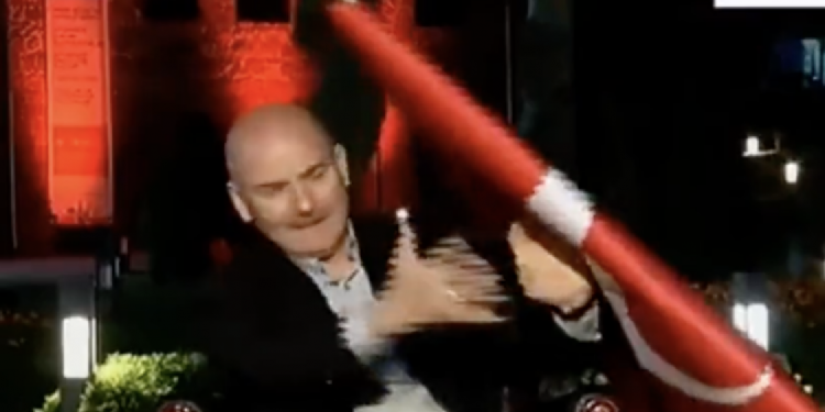 وزير الداخلية التركي يتعرض لموقف محرج خلال دفاعه عن قانون مراقبة الصحافة