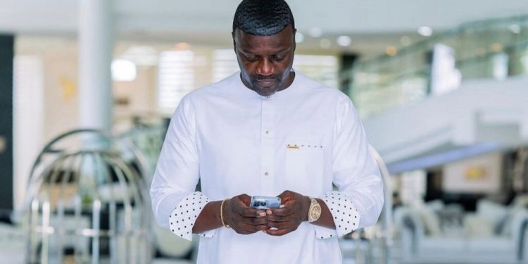 المطرب الأمريكي إيكون يشيد بأطباء تركيا