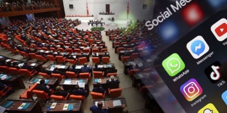 مشاركة تغريدة في تركيا قد تكلفك 3 سنوات سجن!