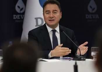 علي باباجان: حزب أردوغان يشكل تهديدًا لأمن تركيا