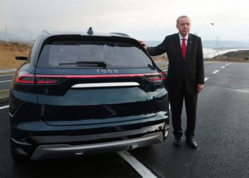 أردوغان يقود أول سيارة كهربائية من الصناعة التركية