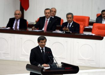 داود أوغلو يعلق على تشبيه أردوغان بـ”تشي جيفارا”