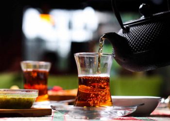 دراسة: كوب من الشاي يوميًا يعزز صحة الجسد مع التقدم بالسن