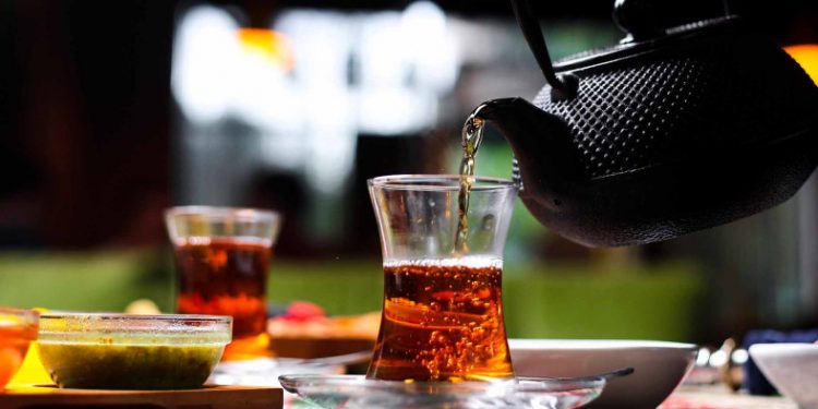 دراسة: كوب من الشاي يوميًا يعزز صحة الجسد مع التقدم بالسن