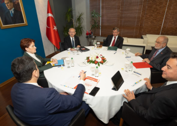 داود أوغلو: نعمل بتصميم لإخراج تركيا من هذه الأيام السوداء