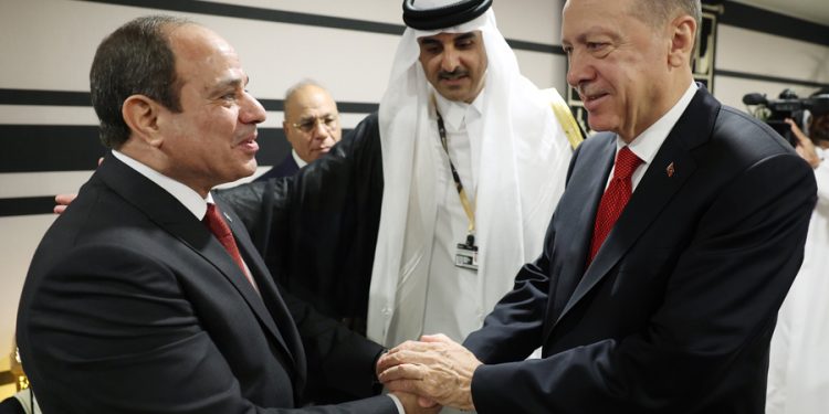 صحفي تركي ينتقد لقاء أردوغان مع السيسي في قطر