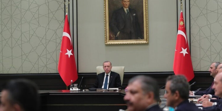 صحفي تركي: وزراء أردوغان سيستقيلون قبل الانتخابات!