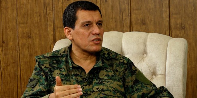 قائد روسي يلتقي قوات سوريا الديمقراطية