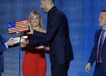 أنيس كانتر يحصل على جائزة “أفضل مواطن أمريكي”