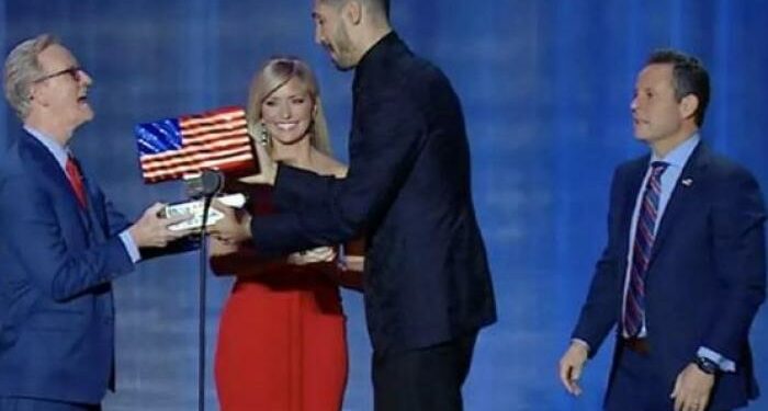 أنيس كانتر يحصل على جائزة “أفضل مواطن أمريكي”