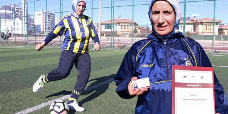 تُركية تحترف كرة القدم بعمر الـ 48!