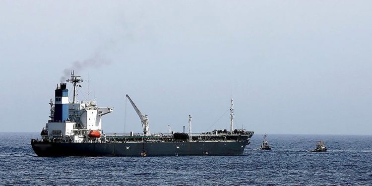 فايننشال تايمز: ناقلات النفط الروسية تتكدس بمضائق تركيا