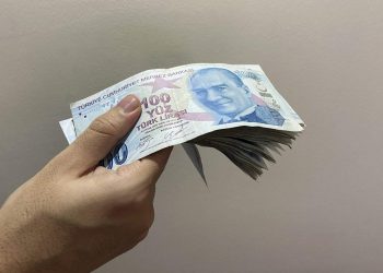 استطلاع رأي: ناخبو التحالف الحاكم الأكثر رضا عن رفع الحد الأدنى للأجور