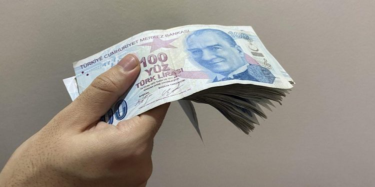 استطلاع رأي: ناخبو التحالف الحاكم الأكثر رضا عن رفع الحد الأدنى للأجور