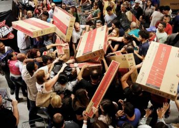 الأتراك يتهافتون على عروض “الجمعة البيضاء” في ظل معاناتهم من التضخم