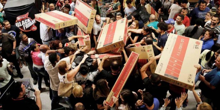 الأتراك يتهافتون على عروض “الجمعة البيضاء” في ظل معاناتهم من التضخم