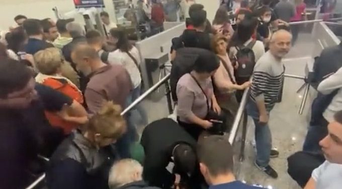 الأتراك يتدفقون على المعبر الحدودي مع جورجيا لشراء أحدث إصدار من هاتف أيفون