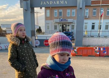 تركيا.. طفلان يترقبان أمام السجن نتيجة التحقيق مع والديهما 
