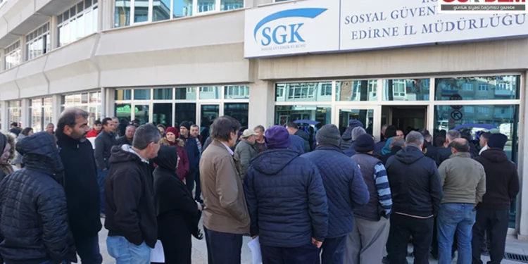 آلاف الموظفين الأتراك يتحركون بعد إلغاء أردوغان سن التقاعد