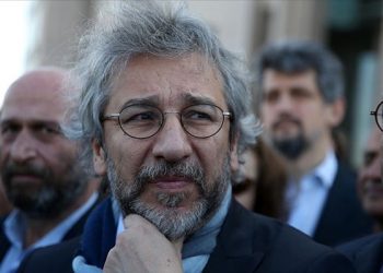 تركيا تدرج الصحفي جان دوندار في قائمة “الإرهاب”