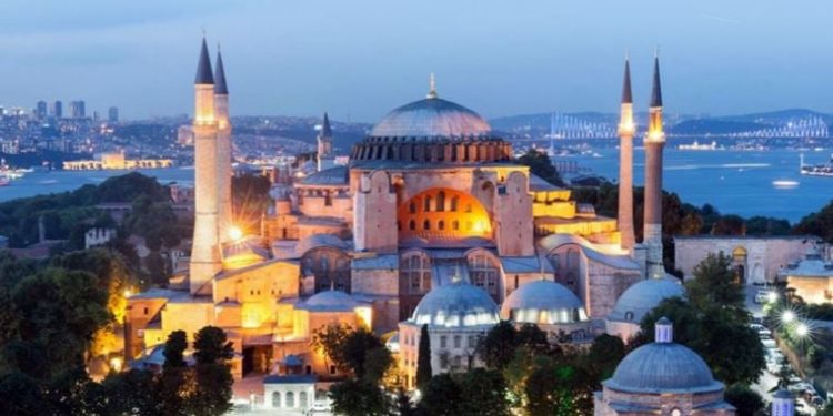 آيا صوفيا في خطر.. تضرر بوابة أخرى في المسجد