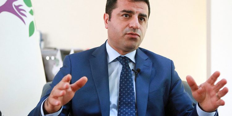 دميرطاش يطلب من أكبر أحزاب المعارضة العمل على تأمين الانتخابات 