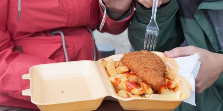 بريطانيا تحظر أدوات الطعام والأطباق البلاستيكية 