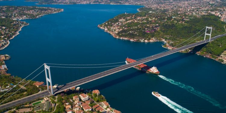 تعطل الملاحة في مضيق البوسفور بسبب سفينة أوكرانية