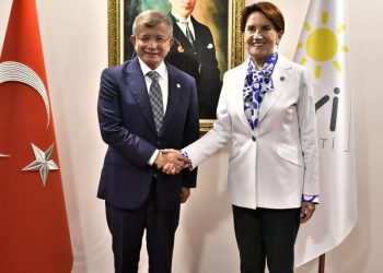 صحفي: داود أوغلو يطلب 40 برلمانيًا من حزب الجيد