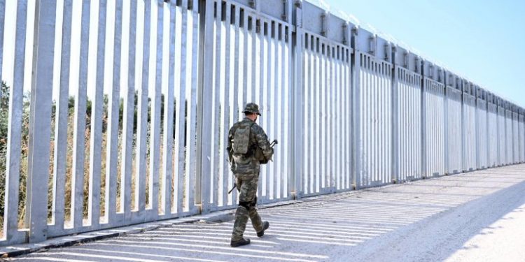 اليونان تبني سياجًا فولاذيًا بطول 140 كيلومترًا على الحدود مع تركيا